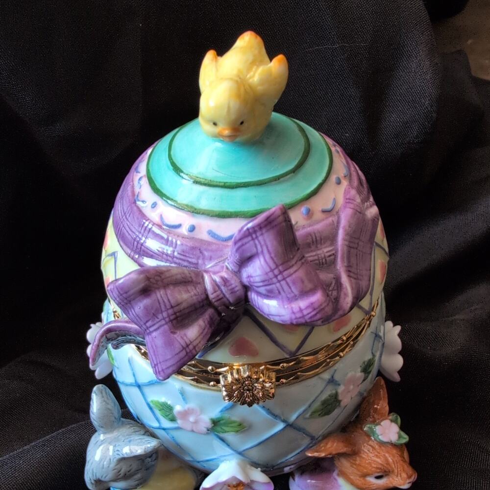 CWC Porcelain Decorative Box Easter Egg Shaped Hinged Box Rabbits Bird & Flowers - Picture 5 of 7